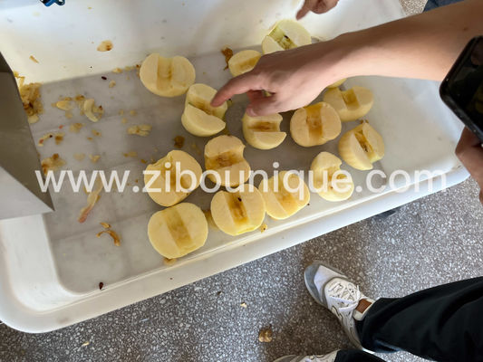 完璧な切断された梨とキウイフルーツの切片のためのリンゴ剥き機